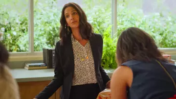 La chemise à imprimé Dalmatien portée par la mère de Devi (Poorna Jagannathan) dans Mes premières fois (Saison 1)
