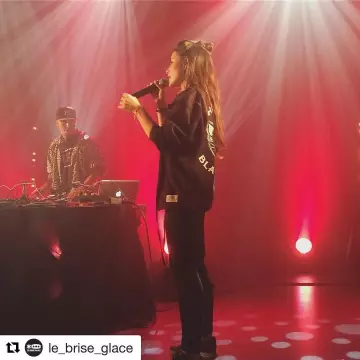 La veste Ja­cker portée par Maïcee sur son compte Instagram @maiceemusic