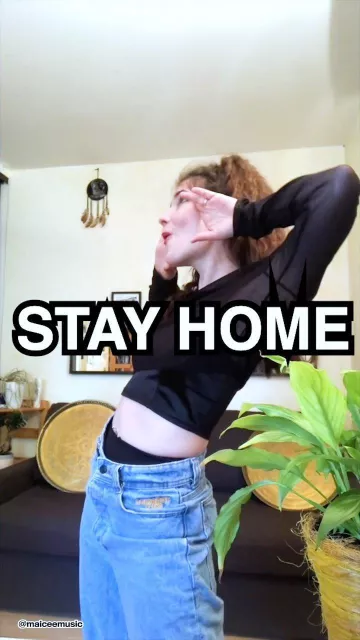 El crop top negro y transparente que lleva Maïcee en su cuenta de Instagram @maiceemusic