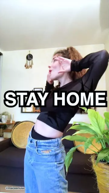 Le crop top noir et trans­pa­rent porté par Maïcee sur son compte Instagram @maiceemusic