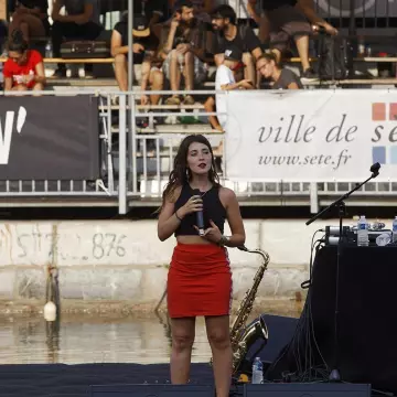 Le top sans manche noir porté par Maïcee sur son compte Instagram @maiceemusic