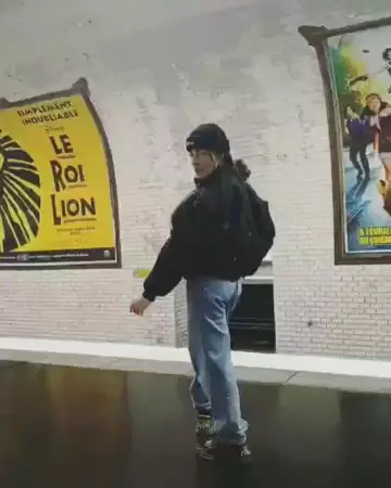 Le sac à dos noir East­pak porté par Maïcee sur son compte Instagram @maiceemusic