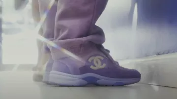 Les sneakers Chanel violettes portées par Mabel dans la vidéo YouTube Artist on the Rise: Mabel