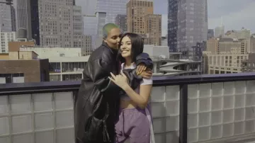 Le pantalon de survêtement Stüssy porté par Mabel dans la vidéo Artist on the Rise: Mabel