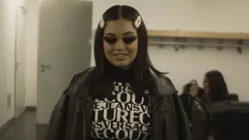 Le pull Versace Jeans Couture porté par Mabel dans la vidéo High Expectations Diaries: Free Spirit Tour with Khalid (Hamburg)