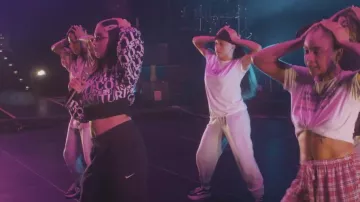 Le bas de jogging Nike porté par Mabel dans la vidéo High Expectations Diaries: Free Spirit Tour with Khalid (Hamburg)