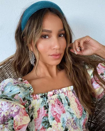 Les boucles d'oreilles strass de Julie Sariñana sur son compte Instagram @sincerelyjules