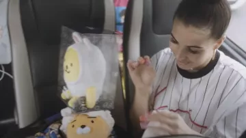 Le t-shirt rayé Karl Kani signature porté par Mabel dans la vidéo YouTube High Expectations Diaries: Korea & Singapore