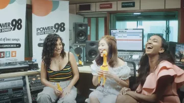 Le top Karl Kani rayé porté par Mabel dans la vidéo YouTube High Expectations Diaries: Korea & Singapore