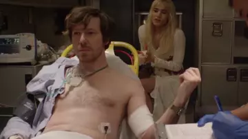 La robe boutonnée style bohème de Yasmine (Sofia Boutella) dans Modern Love (S01E05)