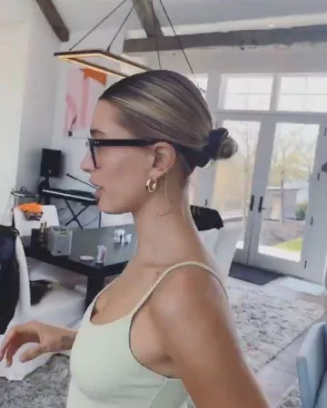 Brandy Melville Noir Scrunchie porté par Hailey Baldwin et Justin Bieber Instagram Story 3 Mai 2020