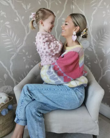 Jeans de tobillo alto de Laura Wills en la cuenta de Instagram @thefashionbugblog