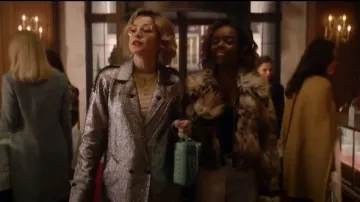 Abrigo metálico plateado usado por Pepper Smith (Julia Chan) en Katy Keene Temporada 1 Episodio 11