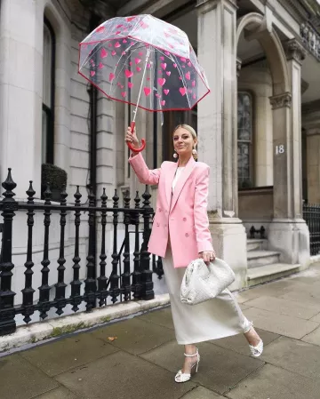 Chaqueta rosa de Laura Wills en la cuenta de Instagram @thefashionbugblog
