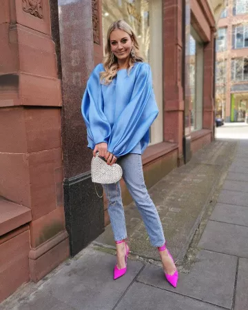 Top Blue of Laura Wills on the Instagram account @thefashionbugblog