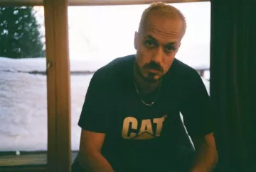 Le t-shirt noir Caterpillar de Raphaël Carlier sur son compte Instagram @rafcarlito