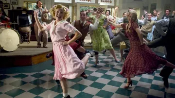 Vestido rosa usado por Mary Lane (Kristen Bell) en Reefer Madness: The Movie Musical