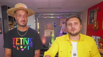 The t-shirt Pull & Bear logo Tetris by Raphael Carlier aka Carlito in the video OUR WOMEN VS OUR FRIENDS (QuipoQuiz challenge)
