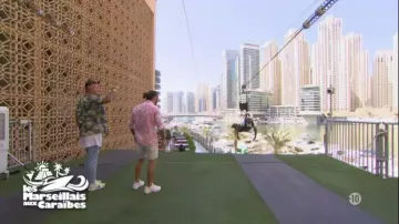 Les sneakers blanches de Benjamin Samat dans Les Marseillais aux caraïbes