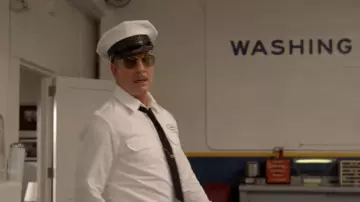 Les lunettes de soleil aviateur Ray-Ban portées par Ernie (Dylan McDermott) dans Hollywood (Saison 1 Episode 1)