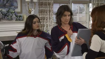 Le maillot de hockey portée par la sœur de robin (Lucy Hale) dans la série How I Met Your Mother (Saison 9 Episode 19)