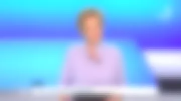 La chemise à rayures à col montant Valentine Gauthier de Caroline Roux dans C dans l'air le 04.05.2020