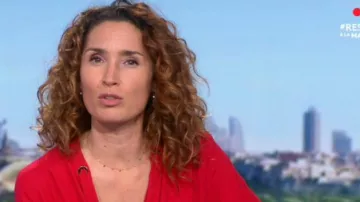 The shirt collar ascot red Marie-Sophie Lacarrau in the Journal of 13 hours of france 2's 04 05 2020