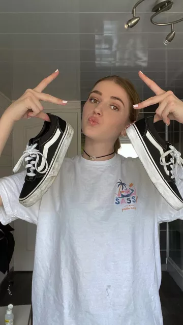 Las zapatillas negras Vanz Old Skool de Mllexchloe en la cuenta de Instagram de IGTV de @mllexchloe el 24/04/2020
