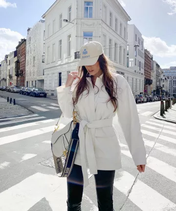 La veste denim blanche de Alison Toby sur son compte Instagram @alisontoby