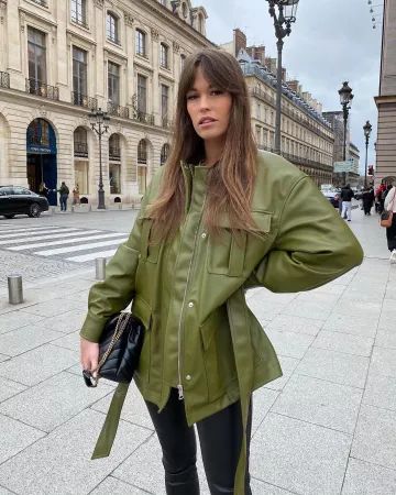 La chaqueta de cuero verde oliva H&M de Alison Toby en su cuenta de Instagram @alisontoby