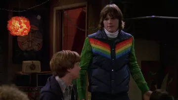 La chaqueta de espiga arco iris usada por Michael Kelso (Ashton Kutcher) en That '70s Show (S01E13)