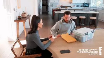 Le contraste Denim Pantalon porté par Kim Kardashian en accord avec les Kardashians Saison 18 Épisode 6