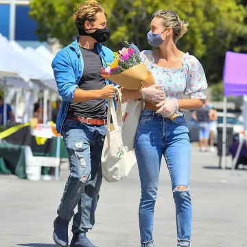 Faitfull the Brand Isadora Top Juliette Floral Blue worn by Brie Larson Los Angeles Farmers Market May 3, 2020