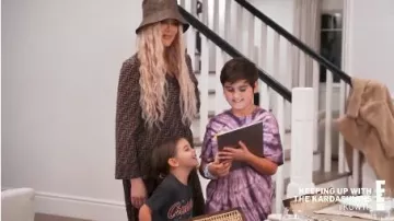 Brun Imprimer Shirt porté par Khloé Kardashian en accord avec les Kardashians Saison 18 Épisode 6