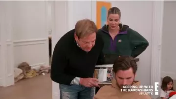 Green Veste Polaire porté par Khloé Kardashian en accord avec les Kardashians Saison 18 Épisode 6