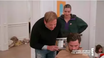 Green Fleece Jack­et worn by Khloé Kardashian in Keeping Up with the Kardashians Season 18 Episode 6