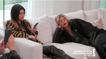 Noir Molleton Sherpa Veste portée par Khloé Kardashian en accord avec les Kardashians Saison 18 Épisode 6
