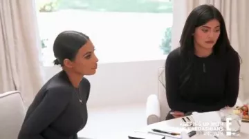 Noir à Manches Longues Body porté par Kylie Jenner en accord avec les Kardashians Saison 18 Épisode 6