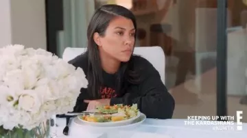 Haut noir porté par Kourtney Kardashian en accord avec les Kardashians Saison 18 Épisode 6