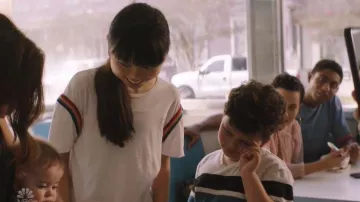 Camiseta a rayas rainbow usada por Charlotte Perry (Thalia Tran) en Council of Dads Temporada 1 Episodio 2