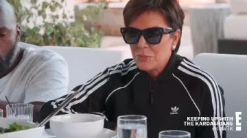 Adidas Noir Veste de survêtement porté par Kris Jenner, en Gardant en Place avec les Kardashians Saison 18 Épisode 6