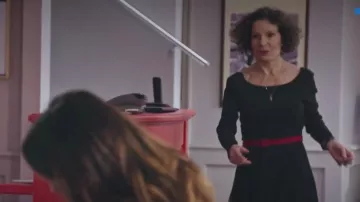 The necklace pendant cross golden Mirta Torres (Sylvie Flepp) in the Most beautiful life (Season 16)