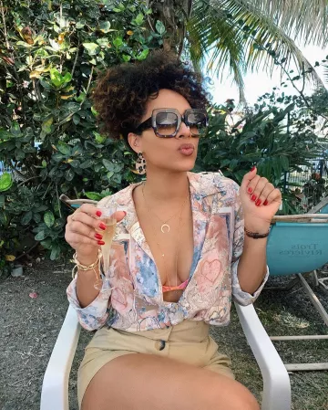 Les boucles d'oreilles mar­rons de Axelle Elle sur son compte Instagram @ax___elle