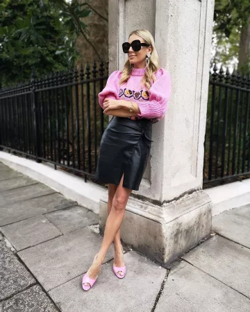 Suéter Rosa de Laura Wills en la cuenta de Instagram @thefashionbugblog