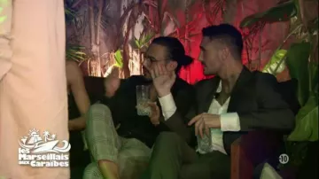 Le pantalon à carreaux de Benjamin Samat dans Les Marseillais aux Caraïbes