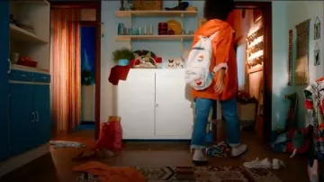 Old Skool Suede Sneakers usado por Summer (Rebecca Coco Edogamhe) en Summertime Temporada 1 Episodio 1