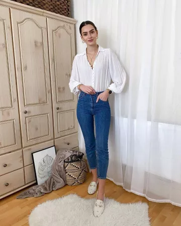 Blusa blanca de Patricia en la cuenta de Instagram @peexo