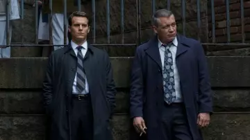 Abrigo azul oscuro usado por Bill Tench (Holt McCallany) en Mindhunter (S01E09)