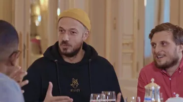 Le bonnet jaune de Raphaël Carlier aka Carlito dans la vidéo ON MANGE LA GALETTE DES ROIS AVEC WILL SMITH & MARTIN LAWRENCE (évidemment ça part en vrille)