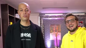 Le t-shirt noir Thrasher de Raphaël Carlier aka Carlito dans la vidéo ON REPASSE LE BAC : ESPAGNOL (24H À BARCELONE POUR RÉVISER) - Ep.3